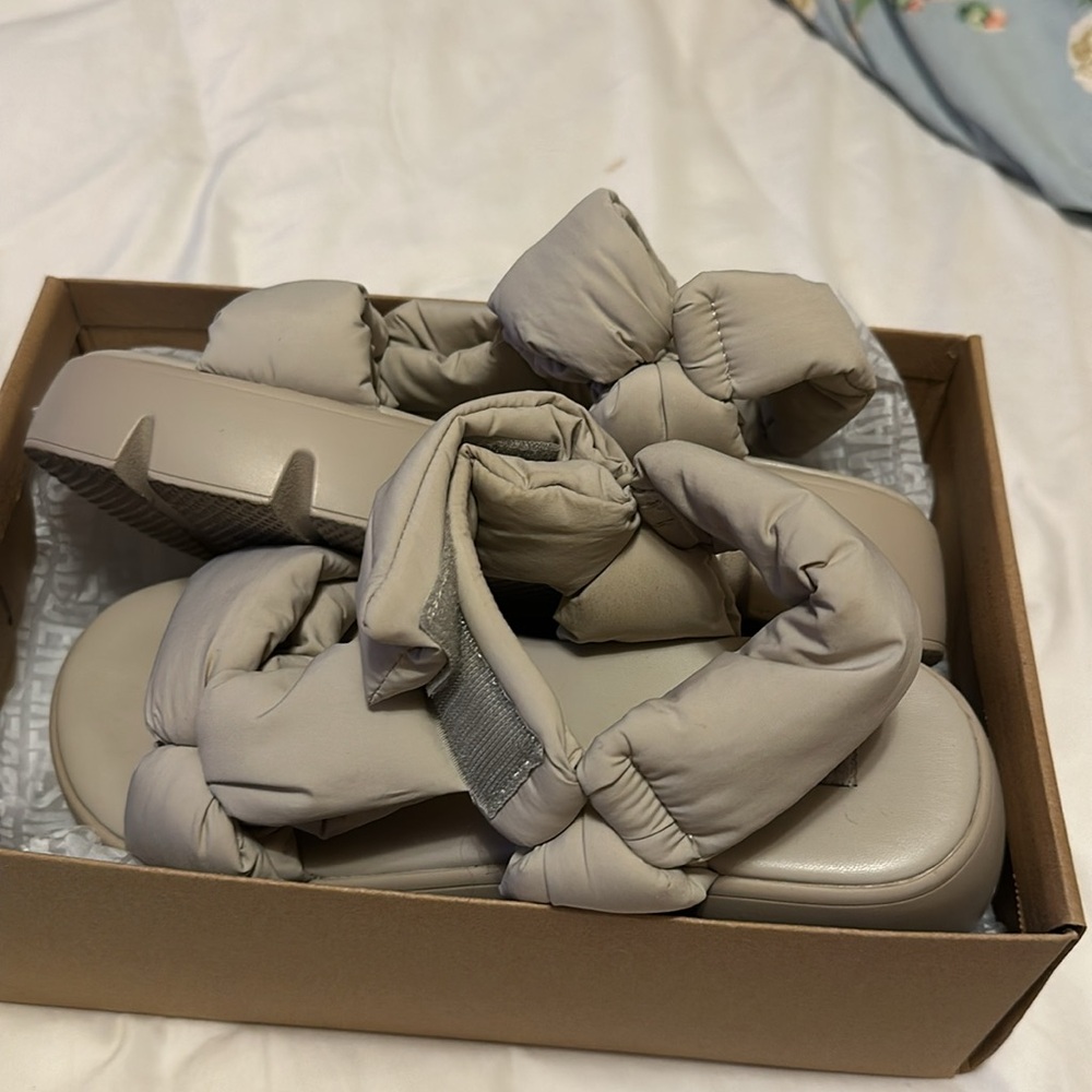 In the box - Picture 2 of 6